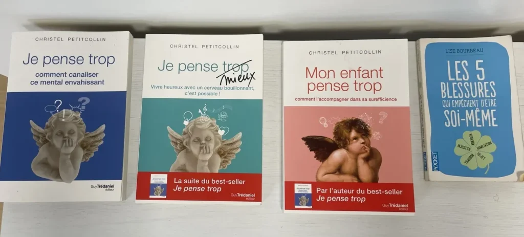 Ouvrages sur la surefficience mentale et le haut potentiel, posés dans le cabinet d’hypnose d’Auray