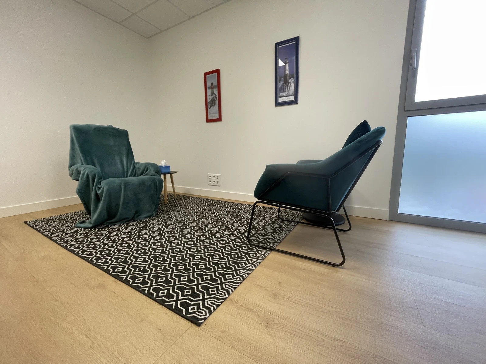 Salle de consultation du cabinet d’hypnose de Frédéric Gindre à Auray, deux fauteuils disposés face à face